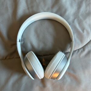 White Beats Solo with Case